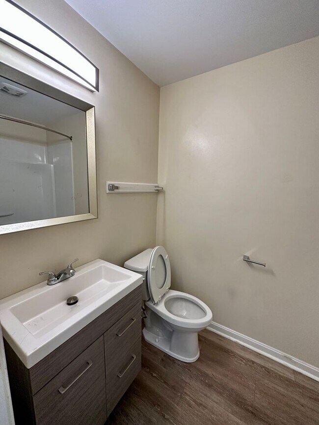 Building Photo - Renovated! Pre-Leasing for Fall 2026 3bd/2ba