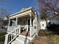 Building Photo - 2 bedroom duplex in the highlands!