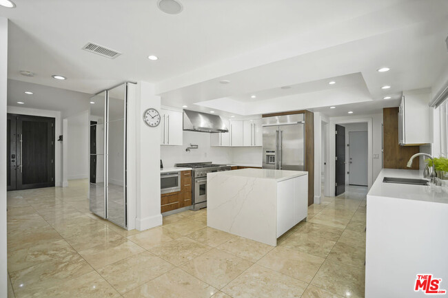 Building Photo - 16544 Park Ln Dr
