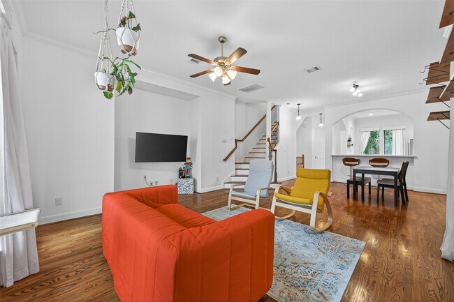 Building Photo - 2308 Bastrop St