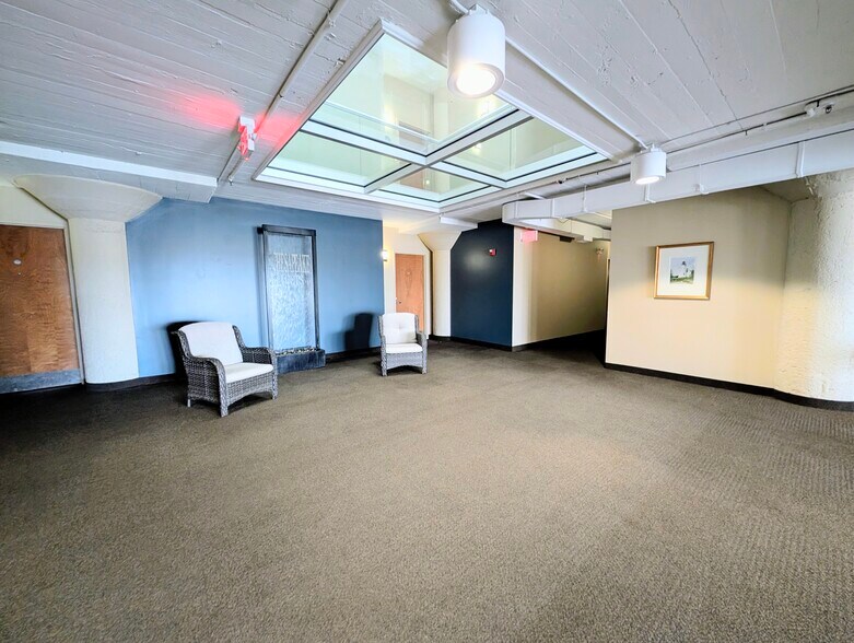 Building Photo - 401 W Shoreline Dr