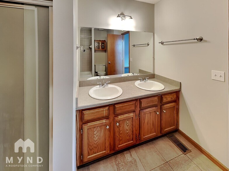 Building Photo - 801 Ashford Glen Dr