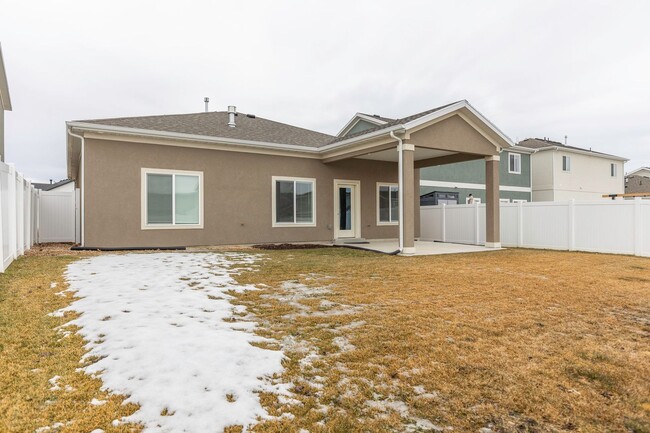 Building Photo - Light and Bright Brookside Home in Heber City