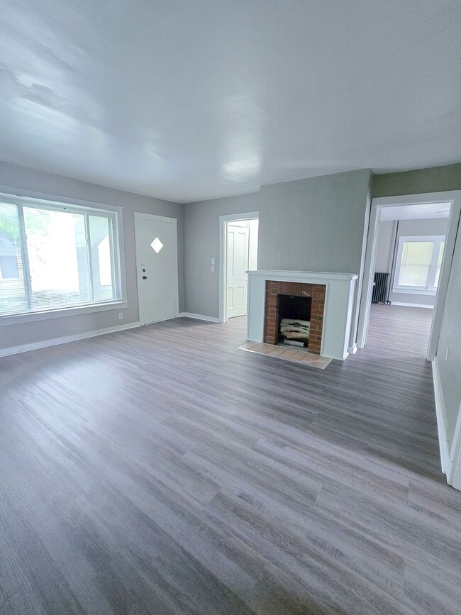 Building Photo - 627 N Main St