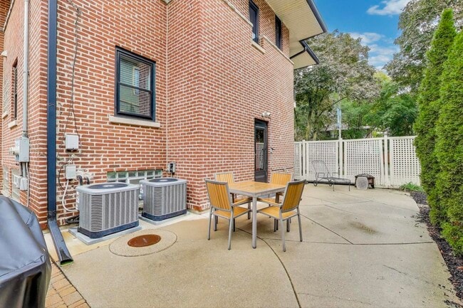 Building Photo - 1601 W Touhy Ave