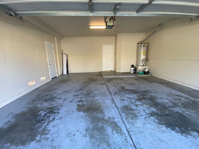 Building Photo - NEWLY RENOVATED, VERY CLEAN 5 BED, 3 BATH,...