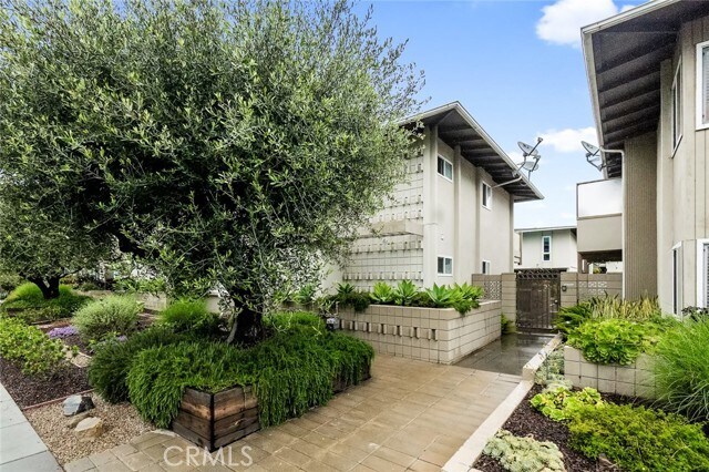 Building Photo - 1720 Westcliff Dr