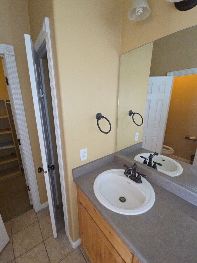 Building Photo - Stylish 3-Bedroom Home in Herriman!