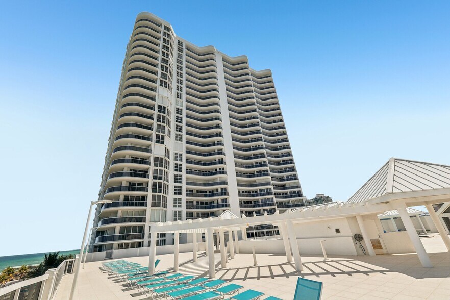 Building Photo - 16711 Collins Ave