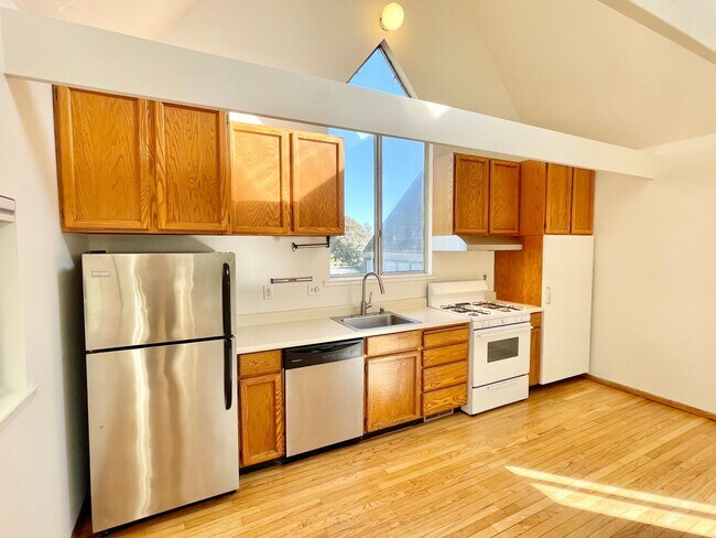 Building Photo - Bernal Heights 2Br House with Skylights, V...
