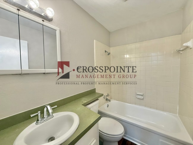 Building Photo - Available now! Beautiful 3 bedroom 1.5 bath Townhome in Tyler!