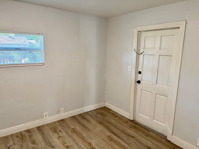 Building Photo - Fully Remodeled 2/1 in the heart of Tampa