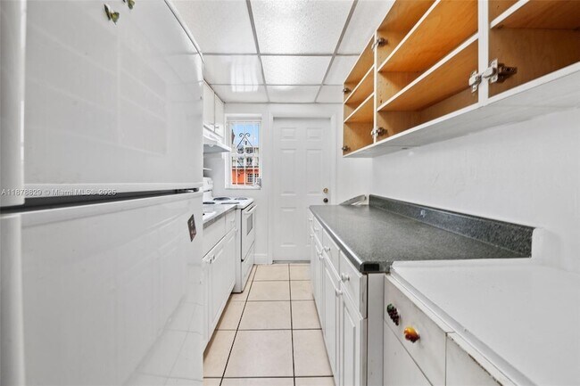 Building Photo - 3571 SW 10th St