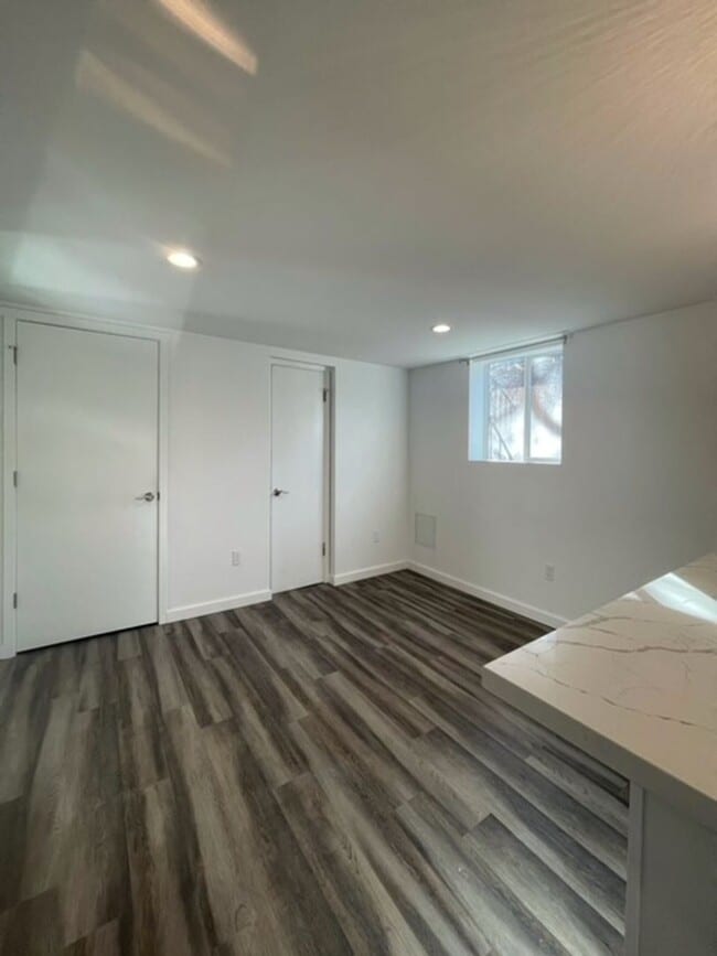 Building Photo - Fully Renovated MidTown Duplex with Parking!