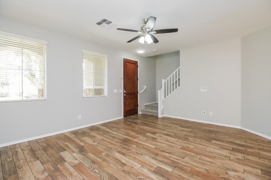 Building Photo - 10117 E Isabella Ave