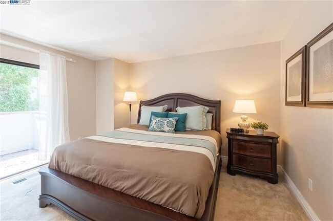 Building Photo - COMING SOON! | $3290 / 3 BR - GORGEOUS NEWARK TOWNHOME