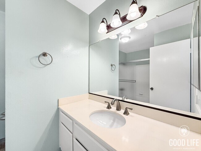 Building Photo - Beautiful 2B/2.5BA Townhouse in Carmel Val...