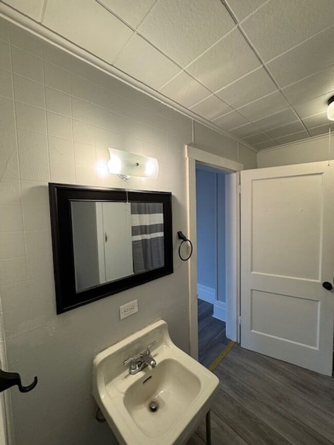 Building Photo - 302 E Washington St