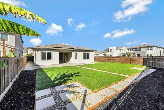 Building Photo - Beautiful Corner Lot 3 Bed 3 Bath Home