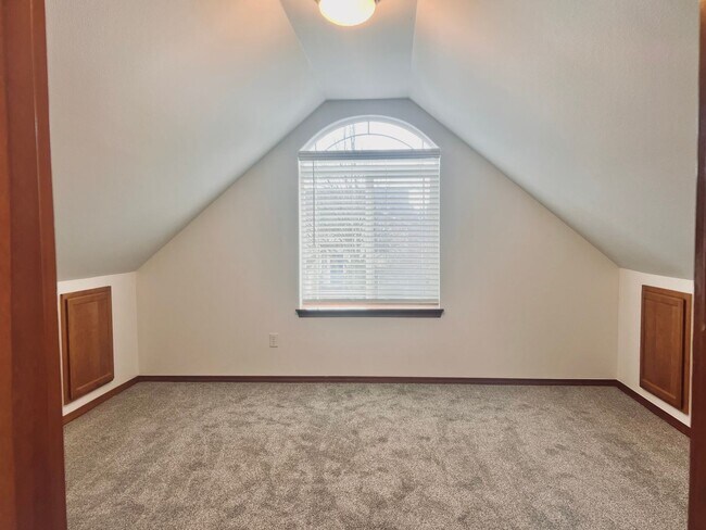 Building Photo - Enormous 4 Bed 2.5Bath + Bonus Room Great Lacey Neighborhood