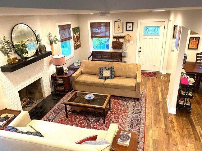 Building Photo - Beautifully remodeled 5 bed / 3 bath on pr...