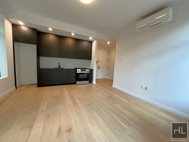 Building Photo - Luxurious 1 bedroom/1 Bathroom apt w/ huge...