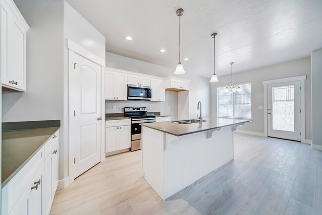 Building Photo - 16168 Truss Blvd