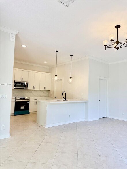 Building Photo - 4946 SW 38th Way