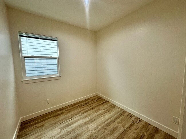 Building Photo - 1464