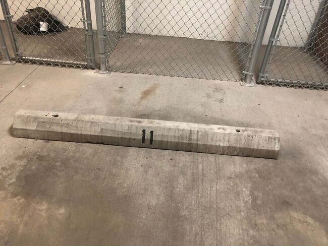 Building Photo - Stunning Clocktower Penthouse Condo with mountain views!