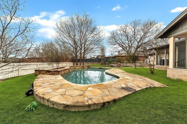 Building Photo - 26 Bounty Rd E