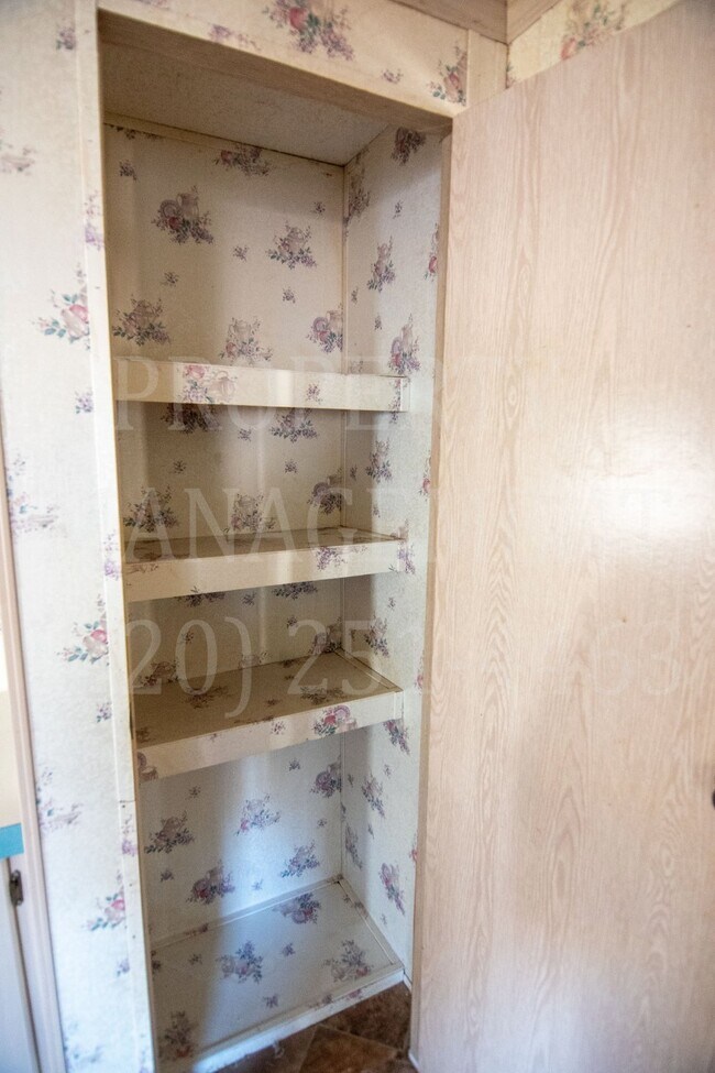 Building Photo - 3 Bedroom 2 Bath