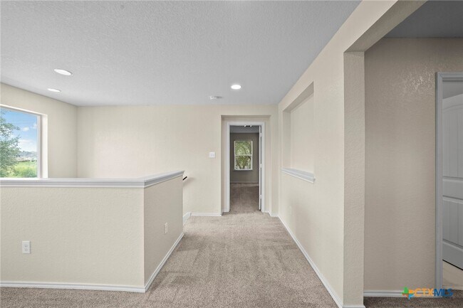 Building Photo - 220 Hinge Creek