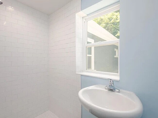 Building Photo - 2 Bedrooms • 2 Full Bathrooms • ~1,254?sq?ft • ~0.34-acre lot