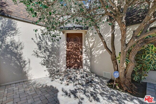 Building Photo - 344 S Swall Dr