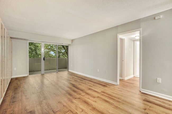 Building Photo - Water, Gas, Electric Utilities included in rent! Available Now! 1 Bed / 1 Bath Condo in the heart...