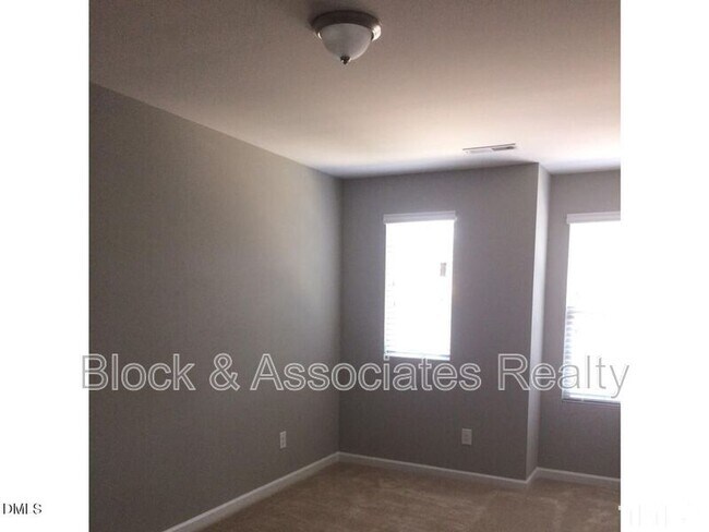Building Photo - 122 Phantom Ln