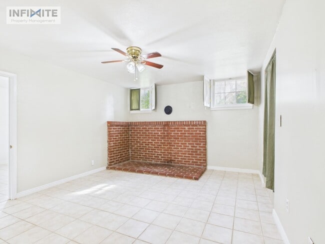 Building Photo - One Bedroom Apartment in the Heart of Downtown