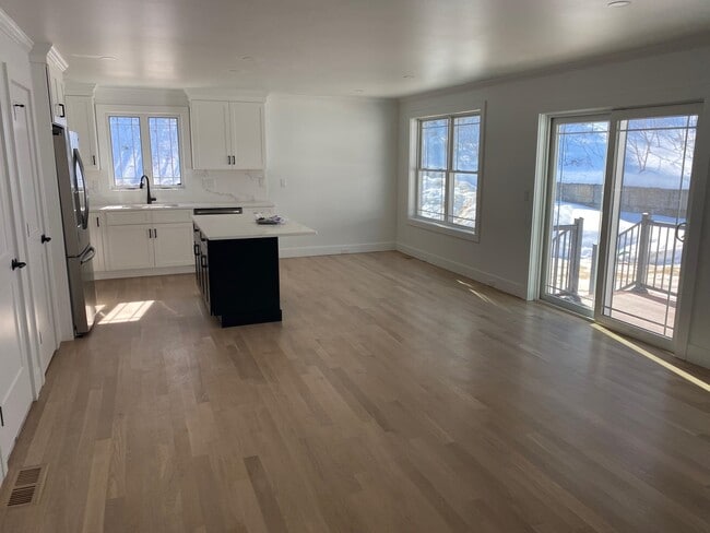 Building Photo - 53 River Rd