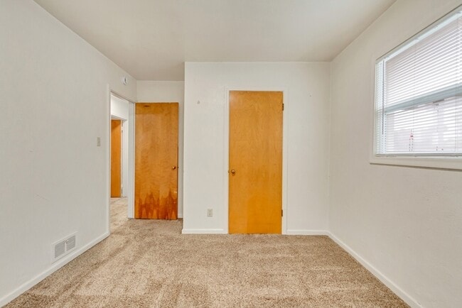 Building Photo - 35 E 600 N
