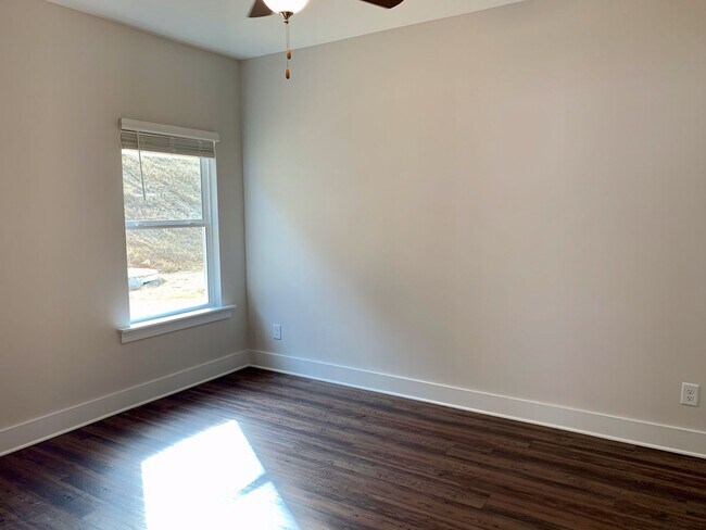 Building Photo - 1271 Shades Terrace