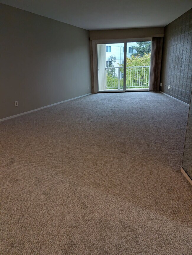 Trapezoid Living Room - 122 Demont Avenue East