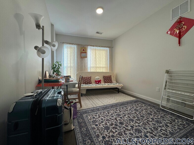 Building Photo - 90 Antwerp St