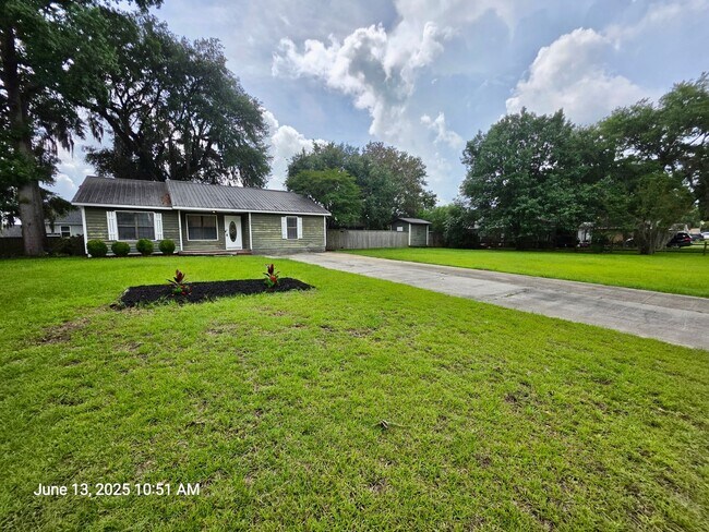 Building Photo - Charming 3 bedroom on a huge lot - Boulder...