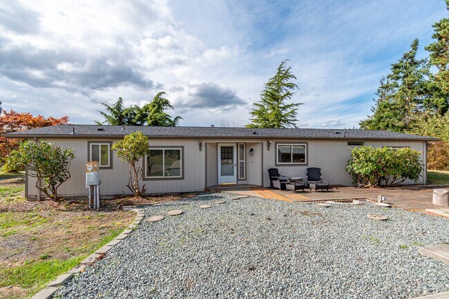 Building Photo - 3 Bed  2 Bath Pet Friendly Home