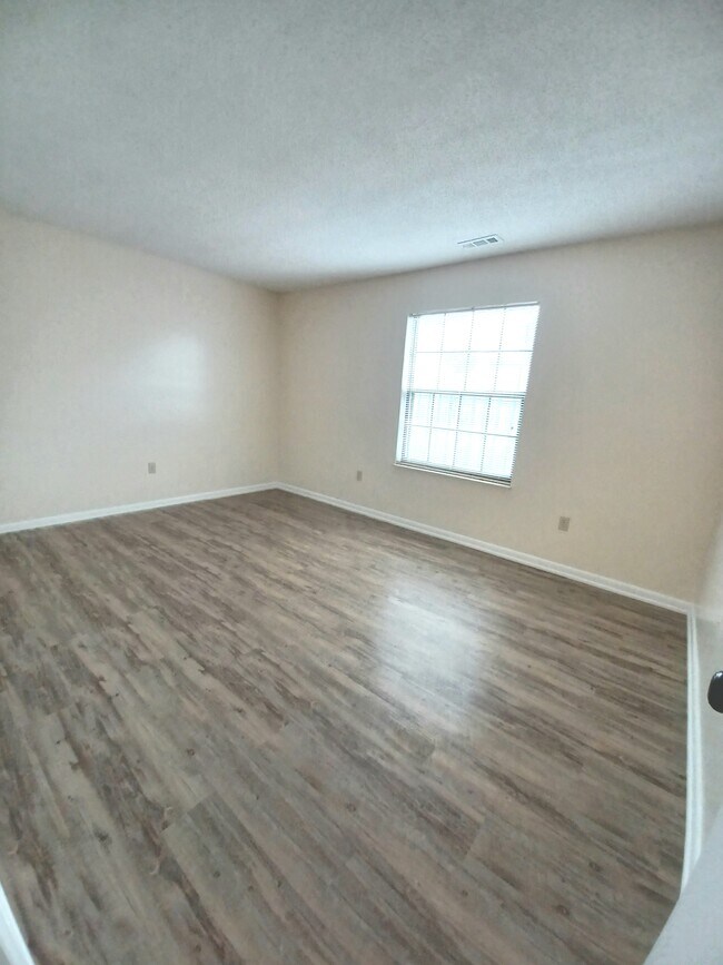 Building Photo - 582 Moull St