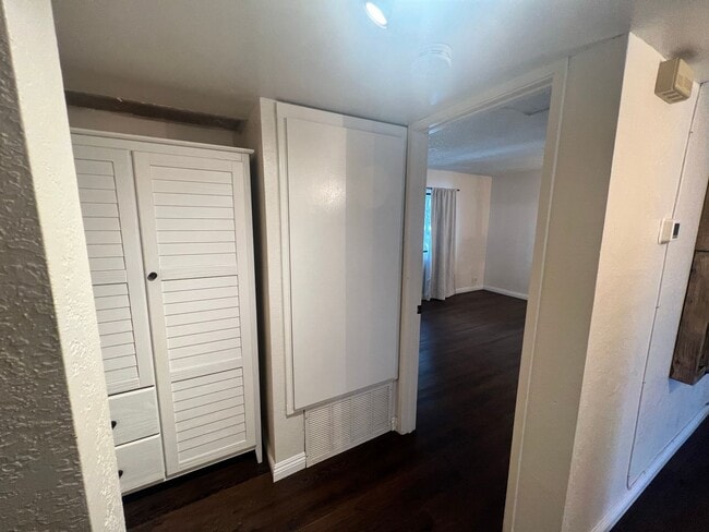 Building Photo - Large 1BR/1BA Updated End Unit (Upper Floor) Condo in Alpine Oaks