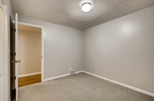 Building Photo - 722 S Oakley Blvd