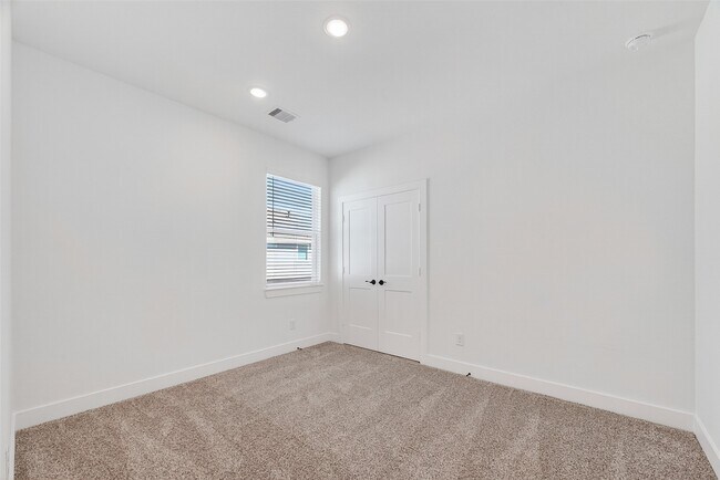 Building Photo - 24011 Breezy Bank Trl