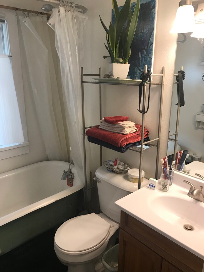 Bathroom - 1251 Spaight St